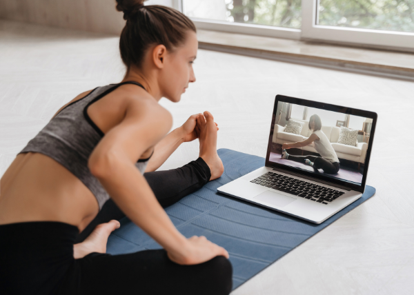Entrenador fitness vendiendo planes de entrenamiento y nutrición online