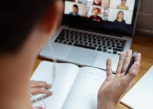 Formador de oposiciones impartiendo clases en academia online