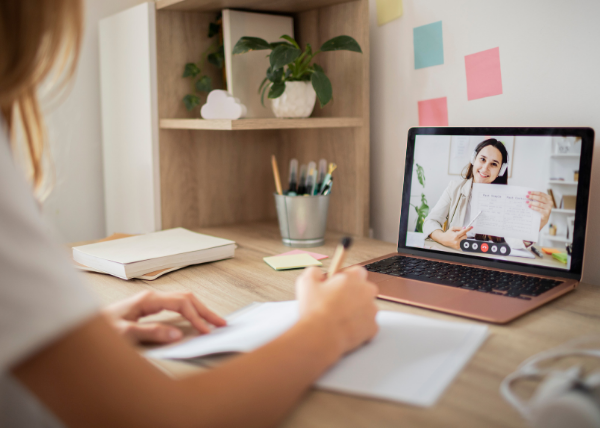 Profesora particular escalando sus clases con plataforma online