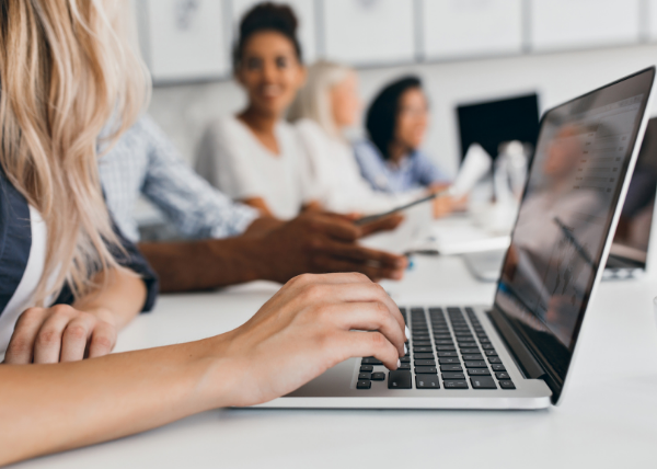 Profesora de academia física con plataforma de cursos online