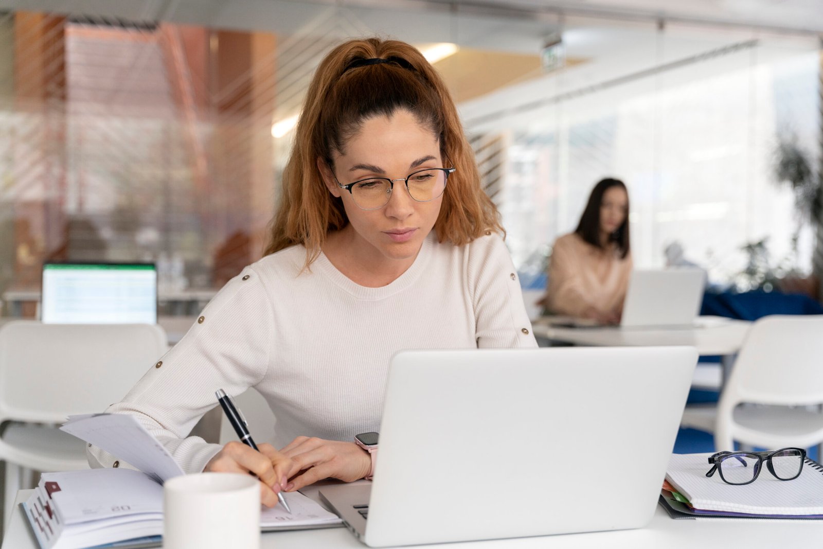Profesional impartiendo cursos internos de formación en empresa online